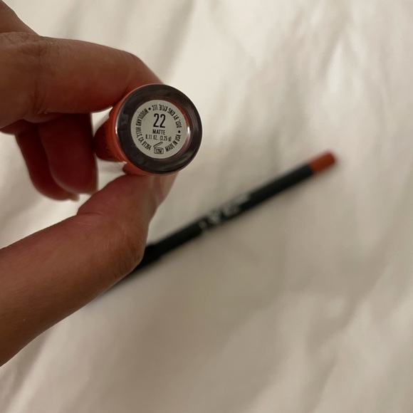 22 Matte Lip Kit - Picture 3 of 3